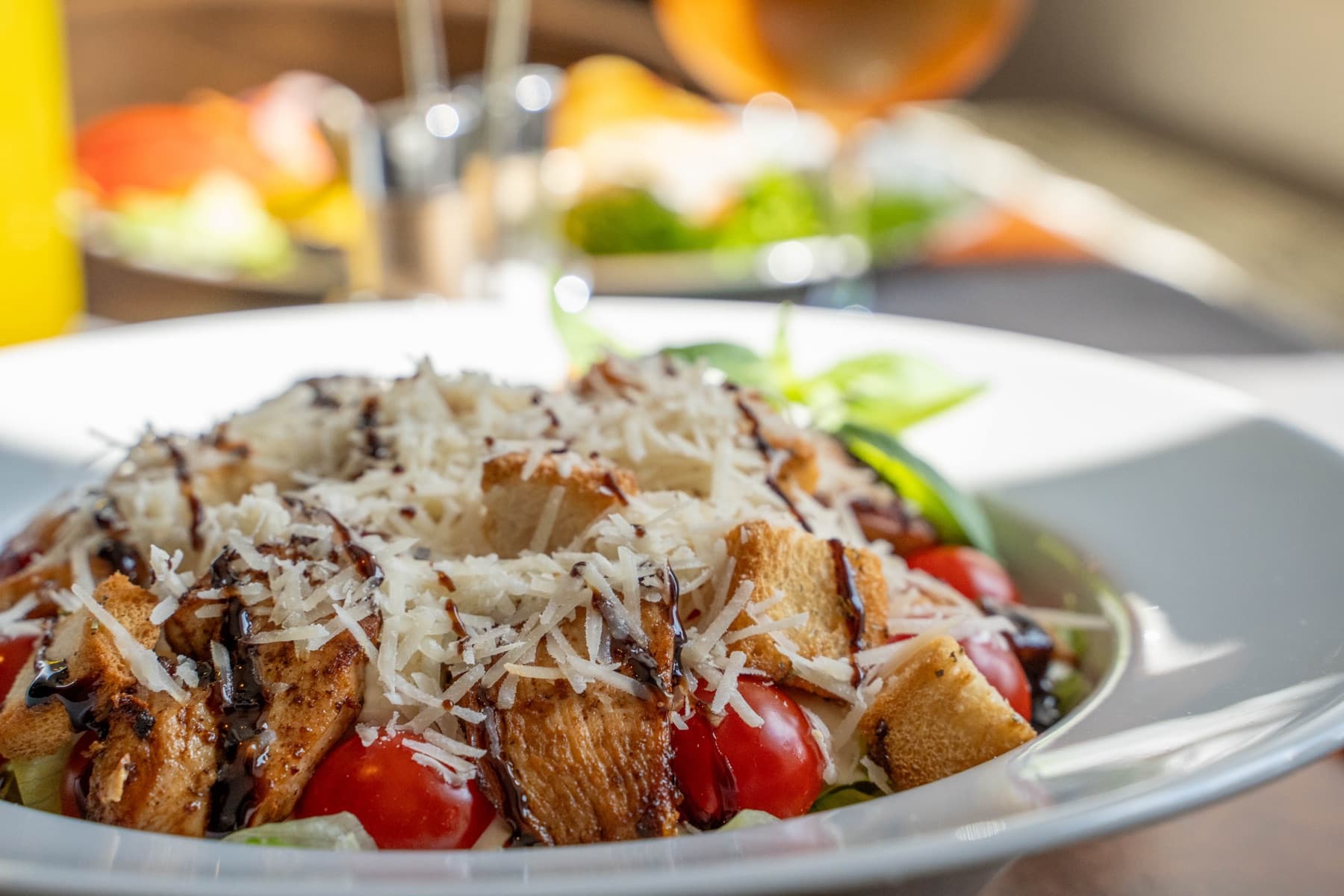 Caesar Salat mit Hähnchen, Parmesan und Croûtons