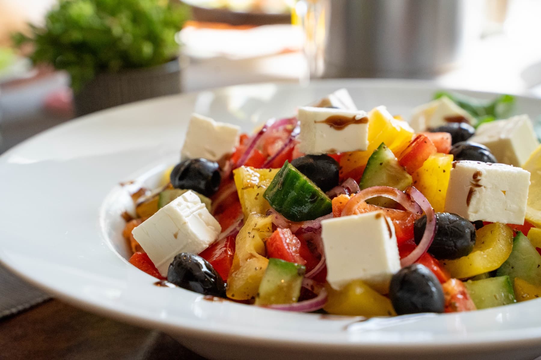 Bunter Salat mit Feta, Oliven und Balsamico