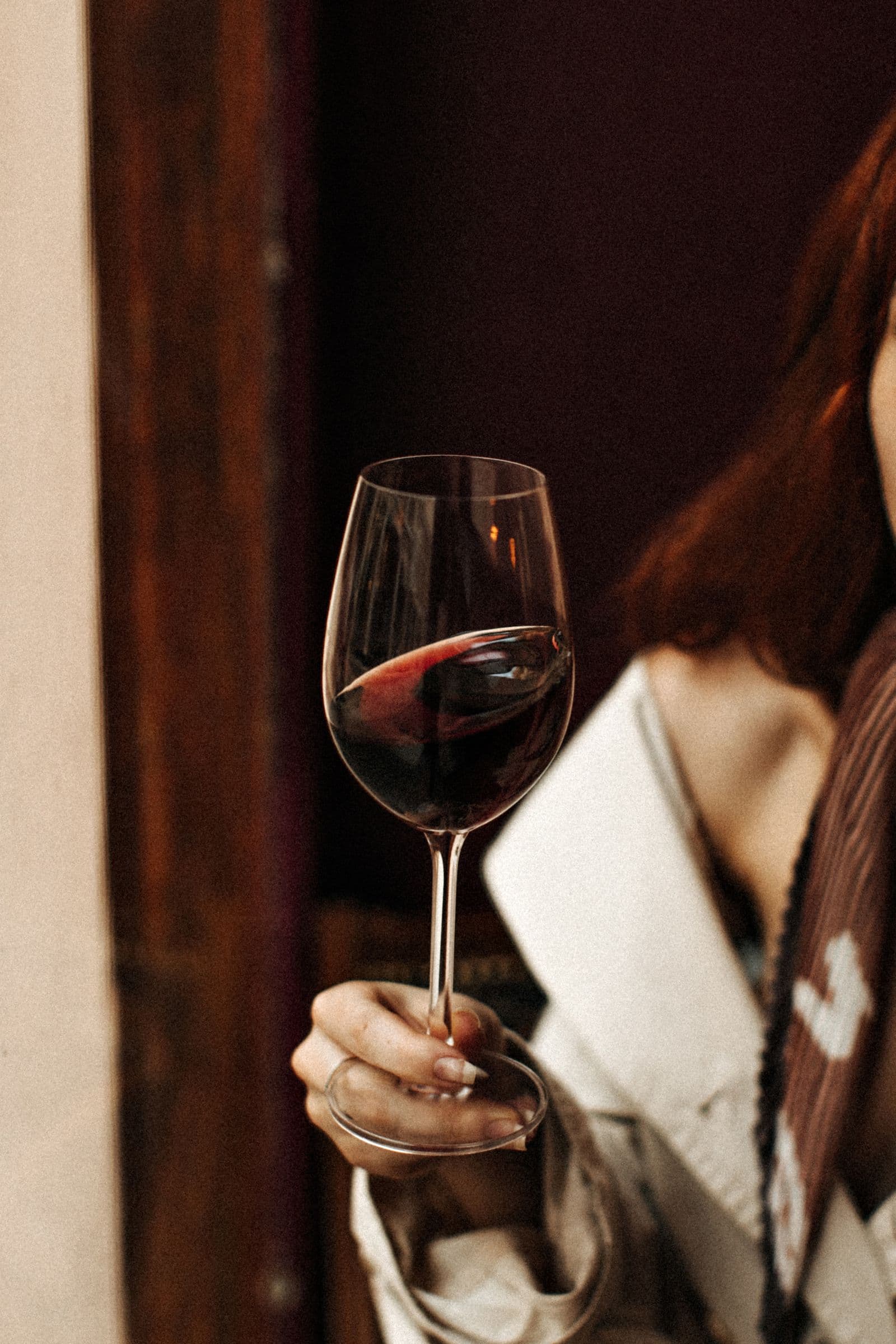 Glas Rotwein, im Gegenlicht gehalten